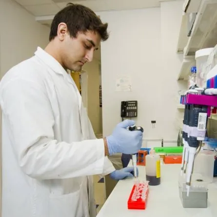 عقار جديد من أسترازينيكا يقي من فيروس كورونا 