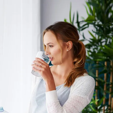 فوائد شرب المياه المعدنية الفوارة صباحا للنساء