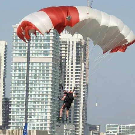 بطولة دبي الدولية للقفز بالمظلات - الصورة من "وام"
