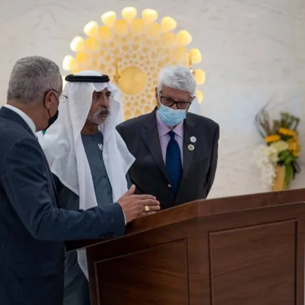 الشيخ نهيان بن مبارك يدشن سلسلة الـ50 كُتيبًا احتفاء بعيد الاتحاد الخمسين - الصورة من "وام"