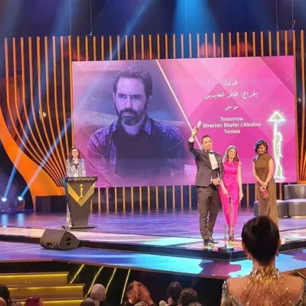 ظافر العابدين عند تسلمه جائزة النقاد في مهرجان القاهرة السينمائي عن فيلم غدوة الذي قام بإخراجه- الصورة من موقع وزارة الثقافة التونسية