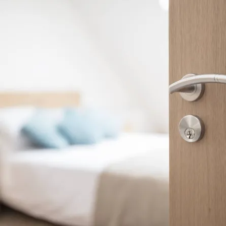 آبل تمنح مستخدميها ميزة فتح غرفة الفندق عبر آيفون وساعتها الذكية