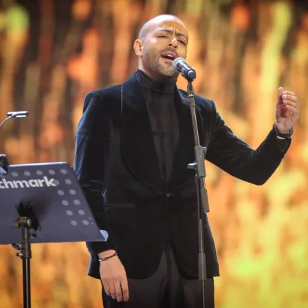 الفنان تامر عاشور على مسرح ابوبكر سالم- الصورة من المركز الإعلامي في بنش مارك