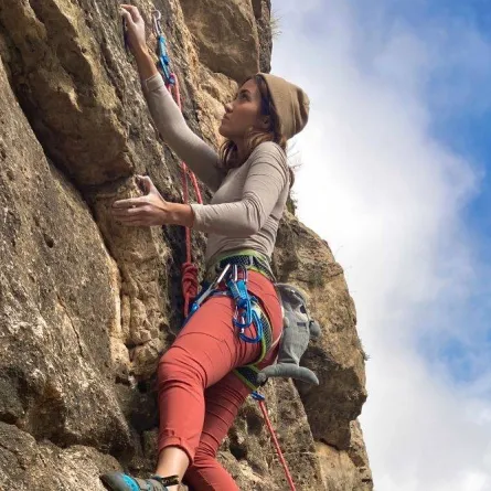 صورة تظهر بها روناء بابنجي وهي تتسلق الجبال