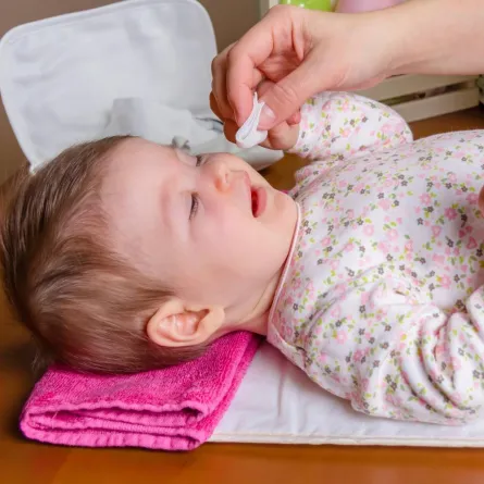 صورة لرضيع يشكو الماً