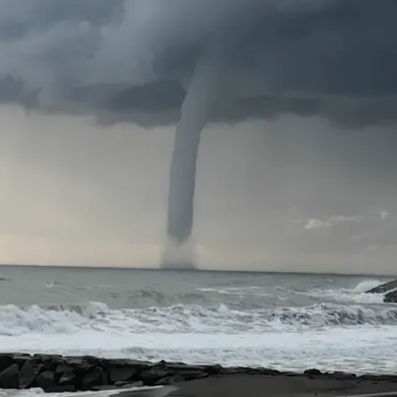 ظاهرة عمود الماء الطائر - الصورة من سكاي نيوز