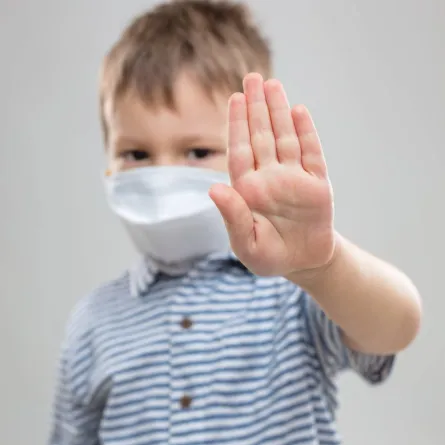 صورة تعبيرية لطفل يبعد الفايروس