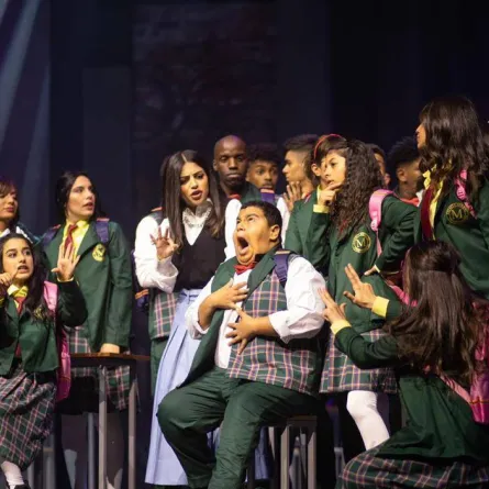 وهذه المسرحية عبارة عن عرض غنائي استعراضي