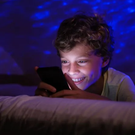 صورة لطفل يرسل رسالة في الظلام