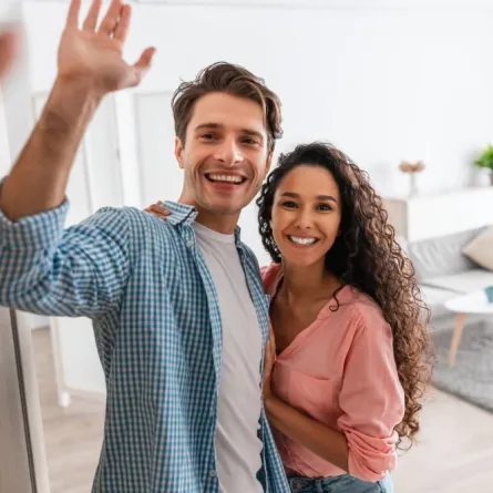 وداع صاحبي المنزل ضيوفهما