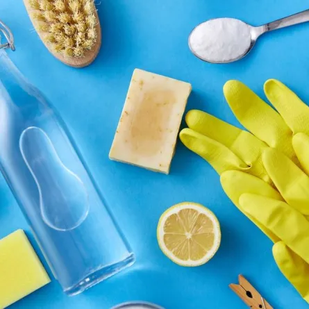  مكوّنات تخلّص من بقع لاصق الأظافر 