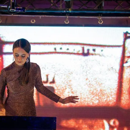 الرسم بالرمال فن يعكس تاريخ المملكة - الصورة من واس