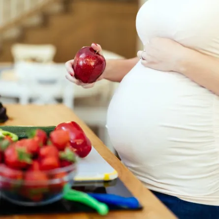 صورة لحامل تتناول الفاكهة