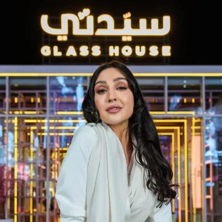 جيسي عبدو من من أمام بيت سيدتي الزجاجي بموسم الرياض - الصورة خاصة بسيدتي