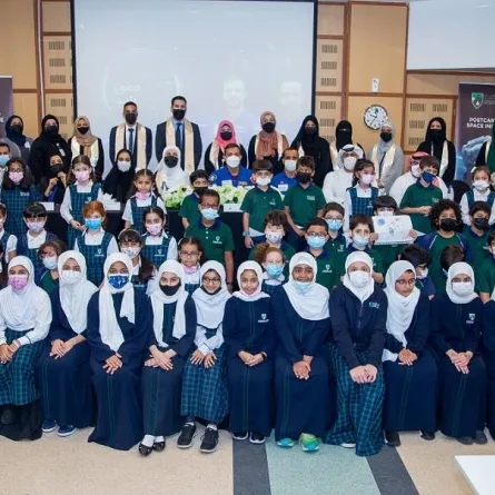 بريد الإمارات يعلن عن مبادرة البطاقات البريدية للفضاء . الصورة من "وام"