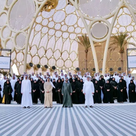 محمد بن راشد يكرم 240 خريجا في برنامج الذكاء الاصطناعي. الصورة من "وام"