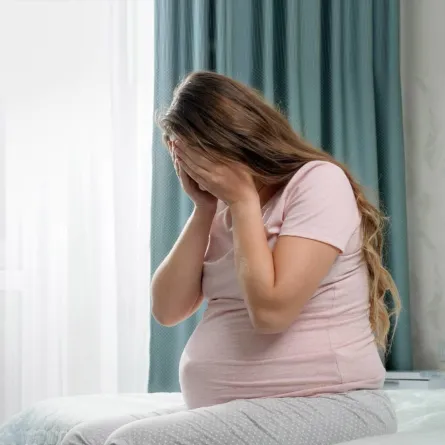 ماذا يحدث للجنين عندما تبكي المرأة الحامل؟ 