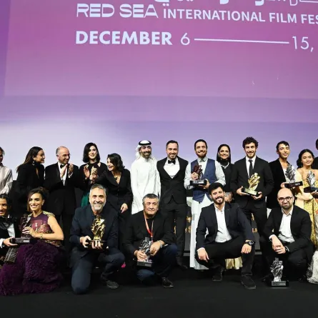 صورة تذكارية للفائزين بجوائز مهرجان البحر الأحمر السينمائي الدولي - الصورة من حساب المهرجان على صفحته الرسمية على فيسبوك