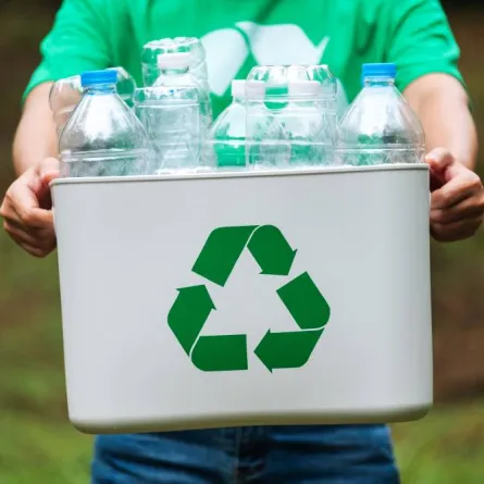 إعادة تدوير الزجاجات البلاستيكية