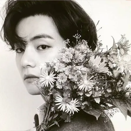 V- الصورة من حسابه على إنستغرام