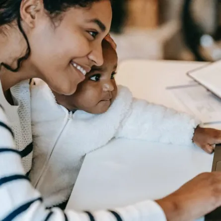 صورة لأم وطفلها