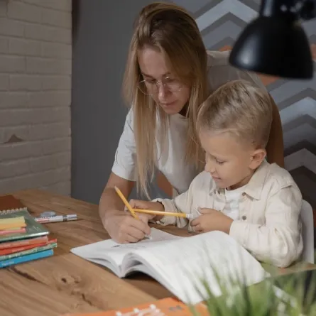 صورة لأم تعلم ابنها