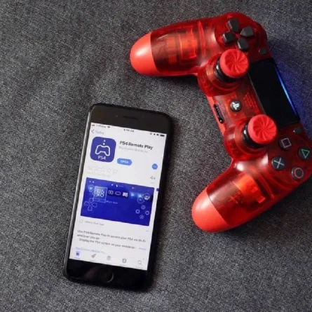 هاتف ذكي وجهاز تحكم بلايستيشن