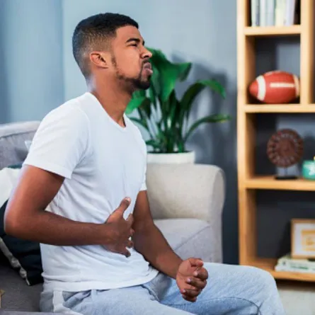 طبيب يكشف أسباب ارتجاع الحمض من المعدة إلى المريء وعلاجه