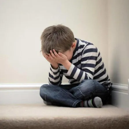 صورة لطفل يعاني من اسلوب العقاب الغير ذكي والخاطىء