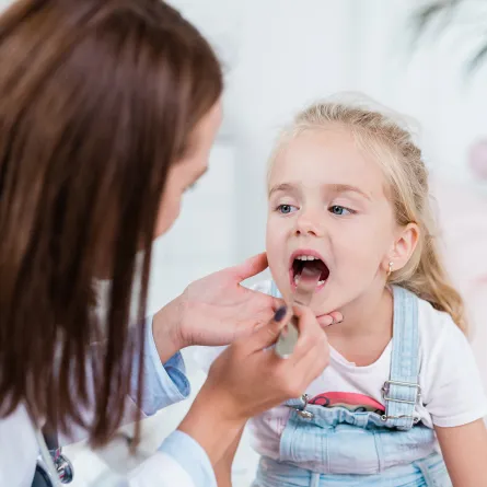 التهاب الحلق عند الأطفال أعراضه وأسرع مشروب يخلصك منه