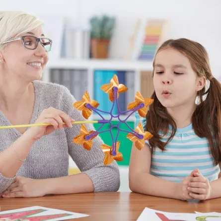 صورة لطفلة تخضع للعلاج بسبب تأخر الكلام لديها