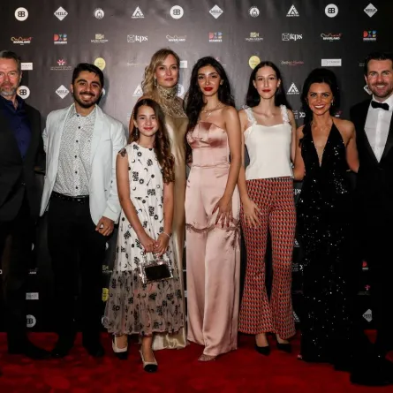 سلمى عزام تتوسط أسرة العمل