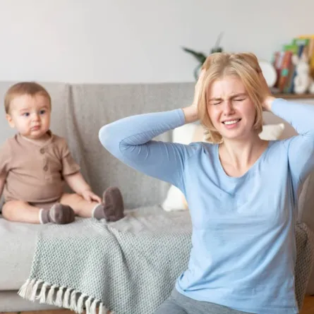 صورة لأم تعاني من اكتئاب ما بعد الولادة