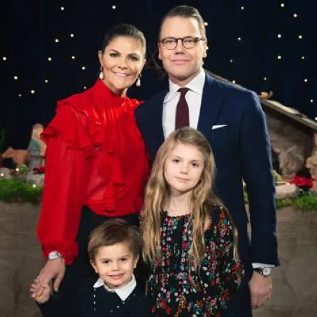 ولية العهد الأميرة فيكتوريا مع زوجها وأطفالهما- الصورة من موقع Royal central