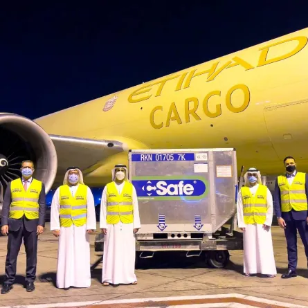 أبوظبي أول مدينة بالعالم تتسلم عقار إيفوشيلد لعلاج كورونا. الصورة من "وام"