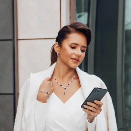 نيللي كريم بطقم من الألماس والياقوت الأزرق