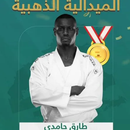 البطل السعودي طارق حامدي يفوز بالميدالية الذهبية في البطولة الآسيوية للكاراتيه - الصورة من حساب وزارة الرياضة على تويتر