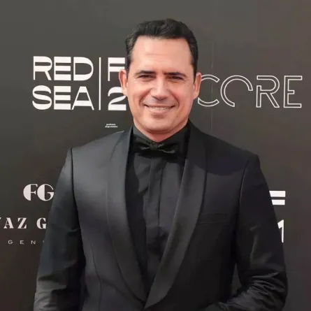 ظافر العابدين ببدلة سوداء مع قميص أسود