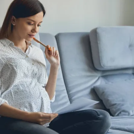 صورة لحامل في شهورها الأولى