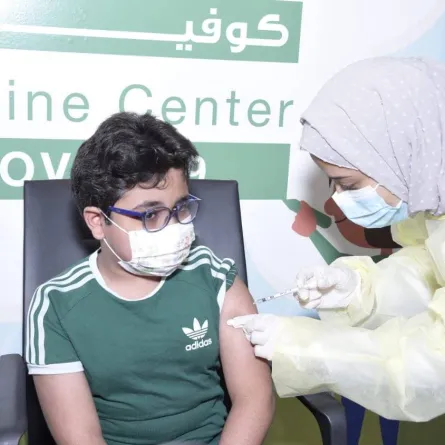 أول طفل يتلقى لقاح كورونا بالمملكة - الصورة من حساب وزارة الصحة السعودية