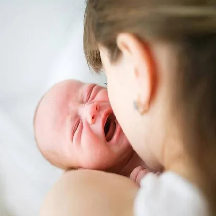 صورة لطفل رضيع مريض يبكي