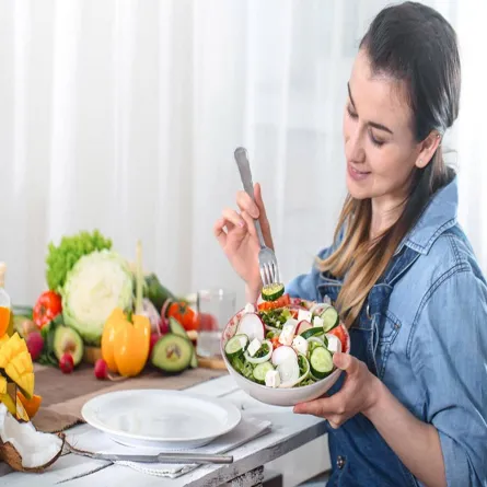 صورة لحامل تتناول طعام صحي