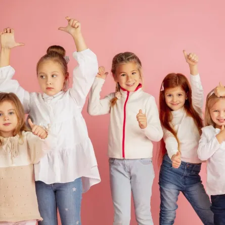 صورة لمجموعة أطفال