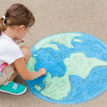 صورة تعبيرية لطفلة تجمع أطفال العالم