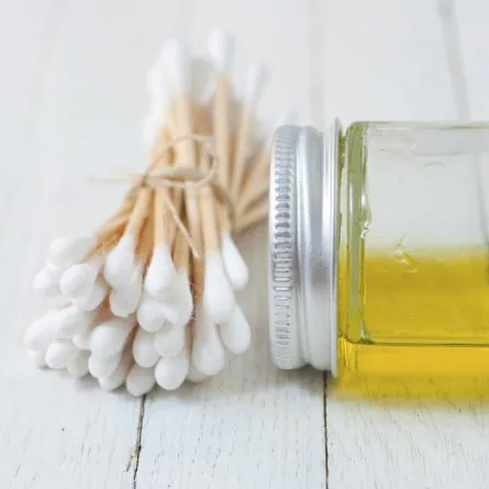 زيوت مستخدمة في تلميع الأثاث الخشبي