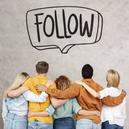 صورة لأطفال ومراهقين يتابعةن وسائل التواصل الاجتماعي