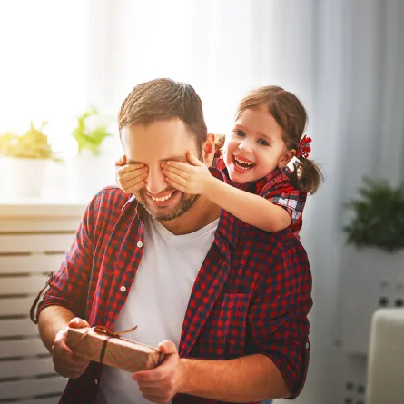 صورة لطفلة تلهو مع والدها