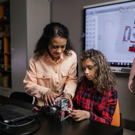 صورة لأطفال يتعلمون مع الروبوتات