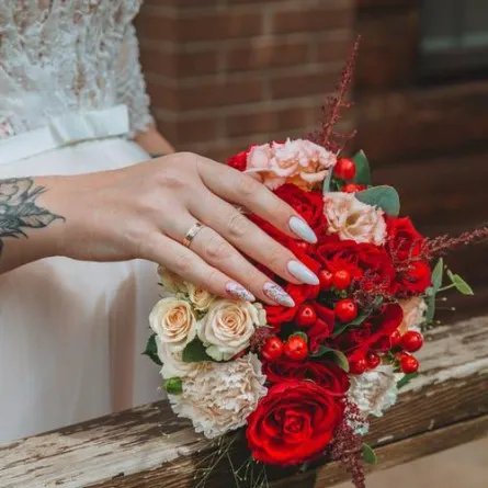 طبقي المناكير الفضي اللامع أو المات مع الجليتر لإطلالة راقية في زفافك