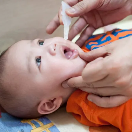 صورة لطفل يأخذ اللقاح